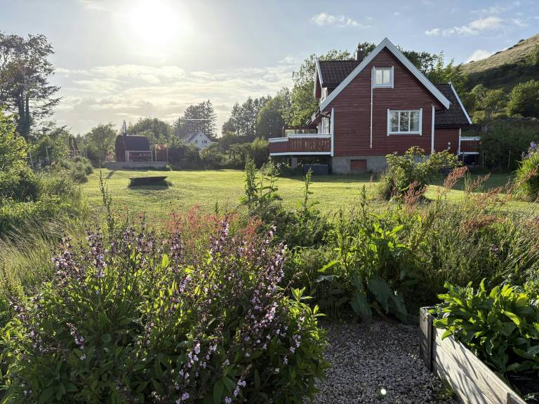 Child-friendly pleasant vacation home with sauna, yard & patio | Sea view | Perfect for remote work | Pets allowed in Stavanger