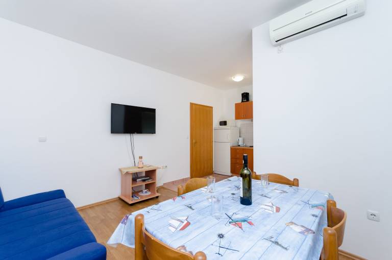 Apartment with barbeque, yard & terrace | Garden view — photo 5