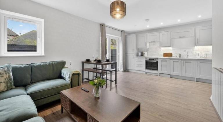 City Centre 2BR Apt with Balcony Access and Free Parking — photo 2