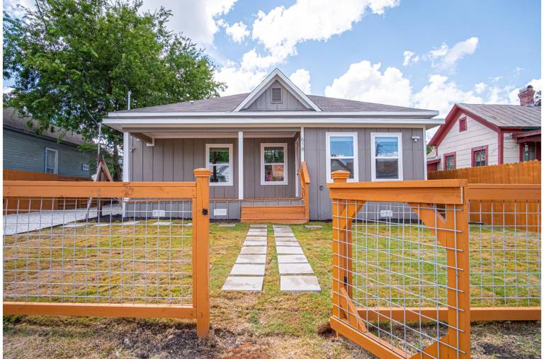 Seize the Moment 4BR 3BA Gem w Downtown Views