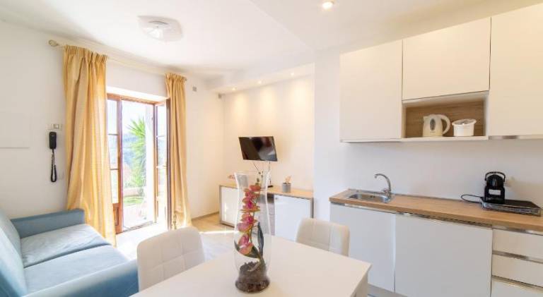 Beautiful serviced apartment with pool, hot tub & yard | Dogs allowed — photo 5