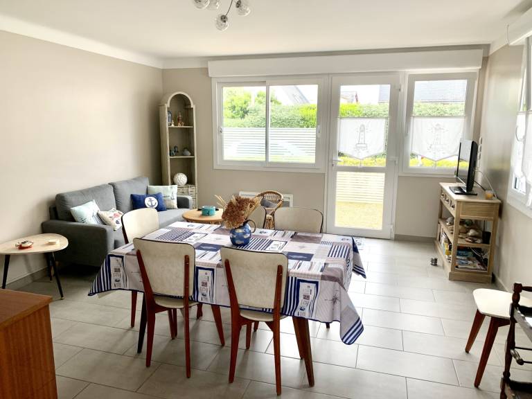 House near beach, 5 sleeps, pets allowed — photo 3