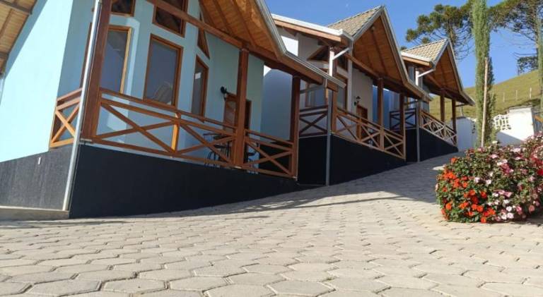 Lodge with grill, yard & terrace in Camanducaia