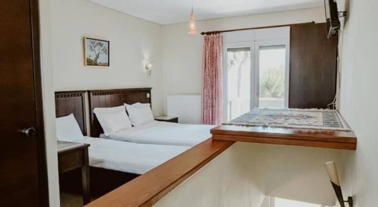 Serviced apartment with pool, garden & patio | Pets allowed — photo 5