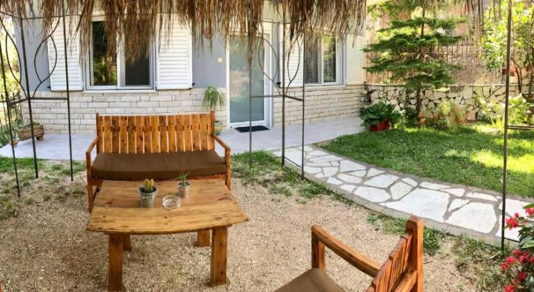 Rental apartment with yard & barbeque — photo 3