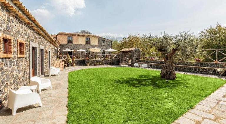 House with terrace, garden & pool — photo 5