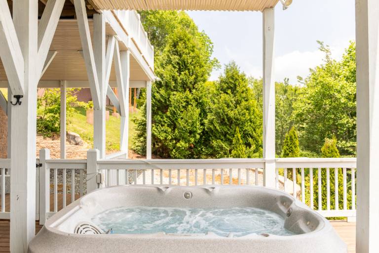 Blue Ridge Blessing - Pet Friendly! Views, hot tub, great location on App Ski Mtn! — photo 2
