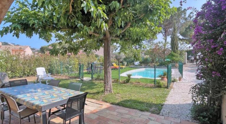 Vacation home with barbeque, terrace & yard — photo 2