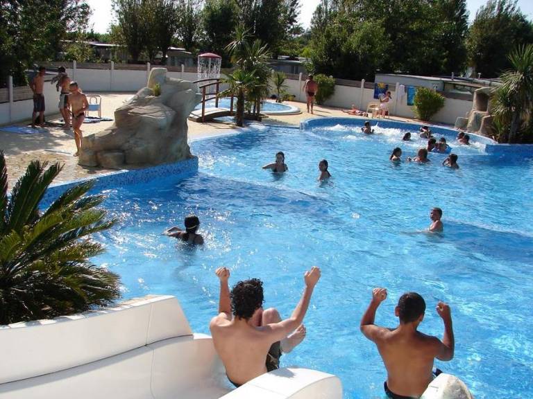Family-friendly mobile home with terrace & pool | Beach nearby | Dogs allowed — photo 3