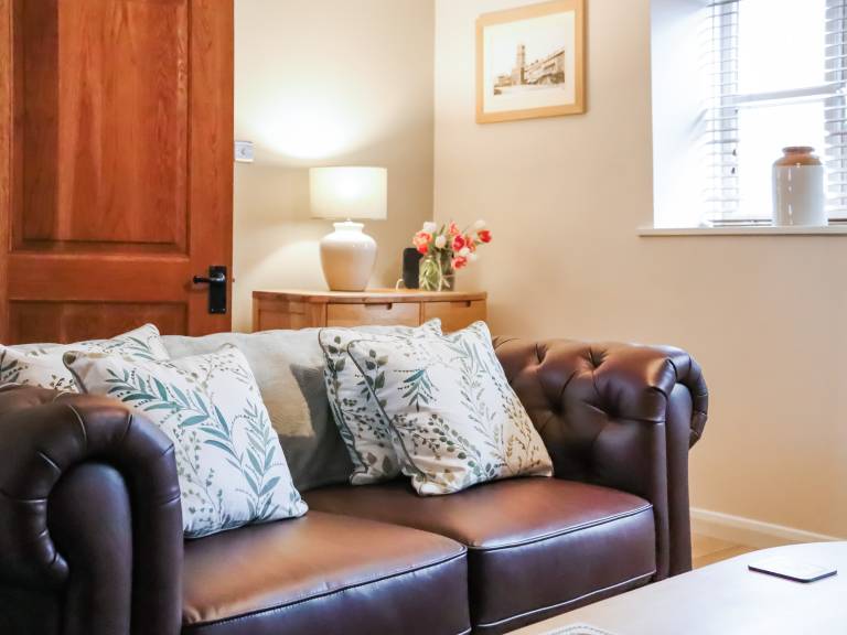 Family-oriented lovely cottage | River view | Pets allowed — photo 3
