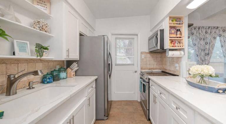 Charming vacation home with hot tub | Pets allowed — photo 3