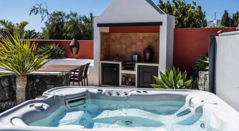 Spacious villa with pool & hot tub | Dogs allowed — photo 3
