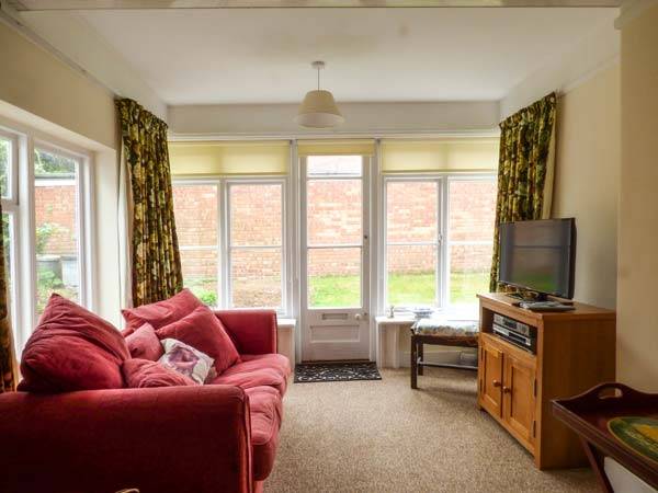 Family-oriented cottage with yard | Beach view | Beach nearby | Pets allowed — photo 5