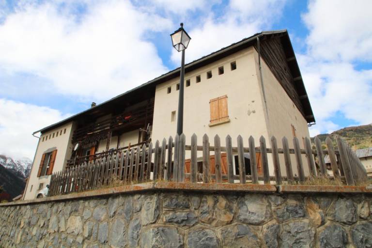 Gite with patio, grill & yard in Briançon