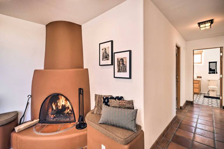 ‘Casa al Reves’ Pueblo-Style House with Views! — photo 5