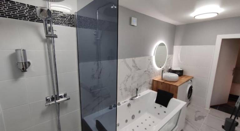 Apartment with jacuzzi — photo 2