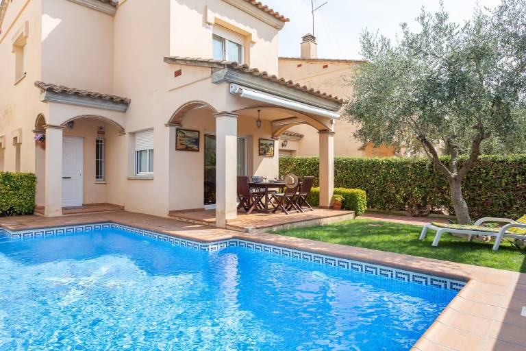 Vacation home with terrace, private pool & barbecue — photo 4