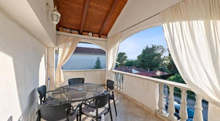 Holiday apartment with grill, yard & patio — photo 2