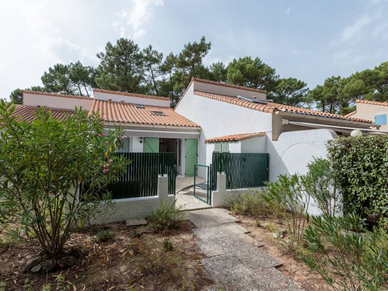 House with terrace & yard — photo 3