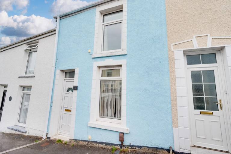 Cottage with patio & yard in Swansea