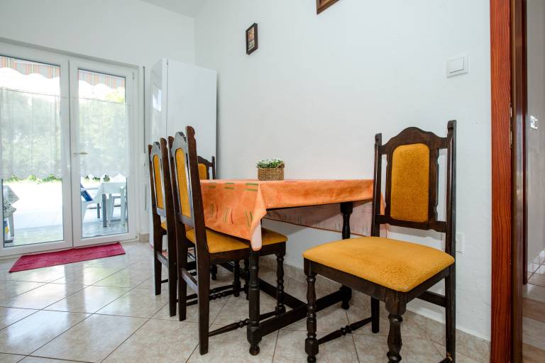 Holiday apartment with terrace, garden & barbecue — photo 4
