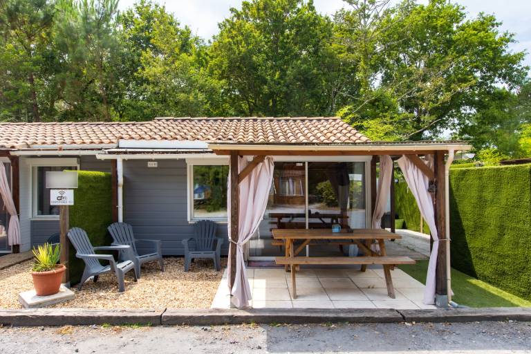 Apartment 'Chalet B Village Vacances' with Shared Pool, Private Terrace and Wi-Fi in Gujan-Mestras