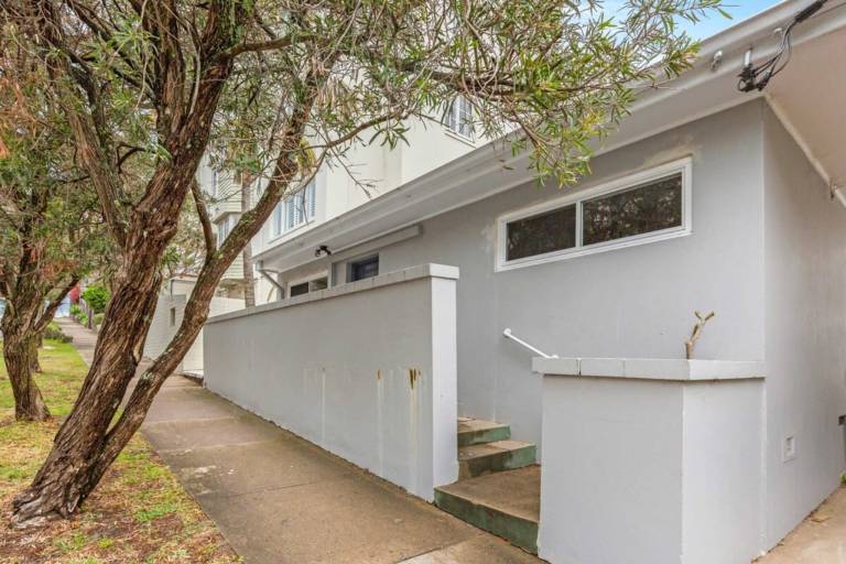 Modern 1 Bed Pad Minutes Away from Beach