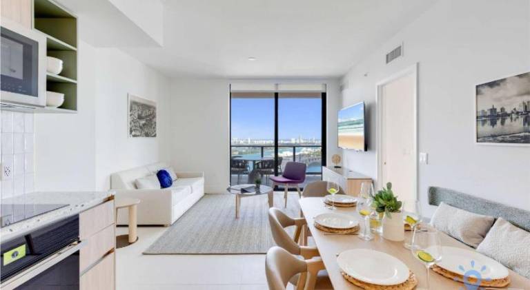 Serviced apartment with terrace & pool | Next to Bayside Marketplace | Dogs allowed — photo 3