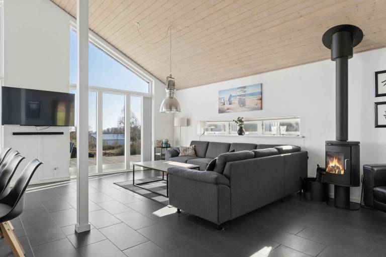 Vacation home with sauna, patio & yard | Beach view — photo 4
