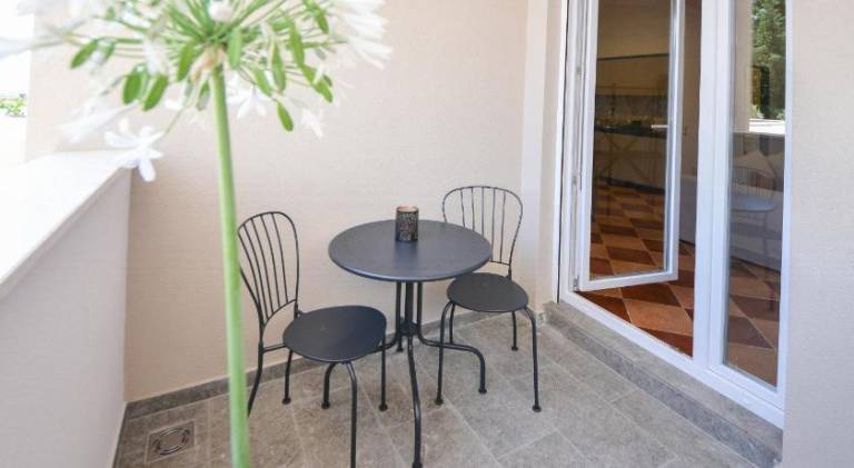Holiday apartment with patio & garden — photo 5