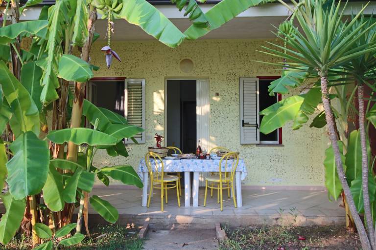 Apartment with pool, patio & yard | Beach nearby | Pets are welcome — photo 4