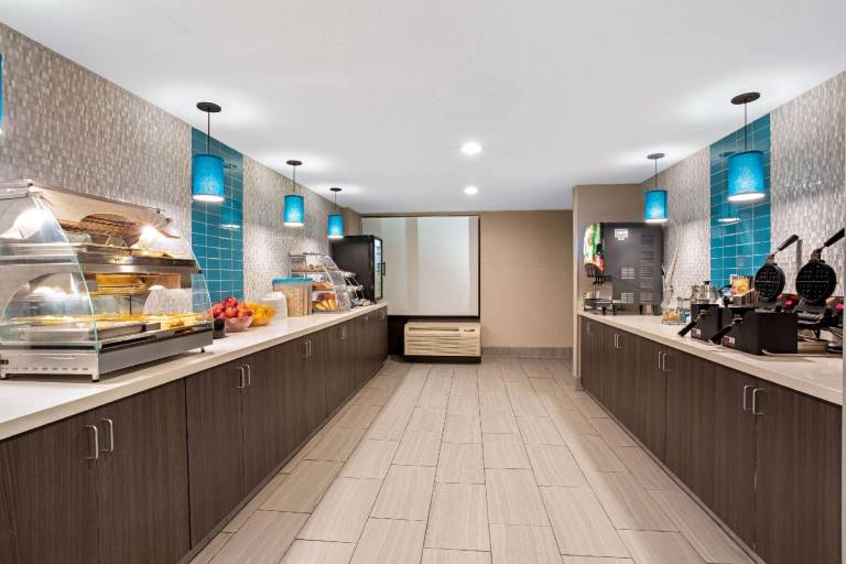 La Quinta Inn & Suites by Wyndham Denver Aurora Medical — photo 3