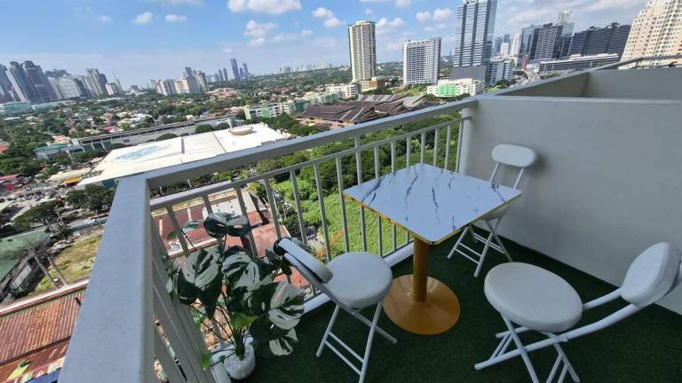Lovely vacation home with pool & garden | Suitable for remote work | Pets are welcome in Makati