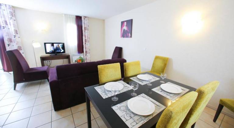 Serviced apartment with pool & yard — photo 2