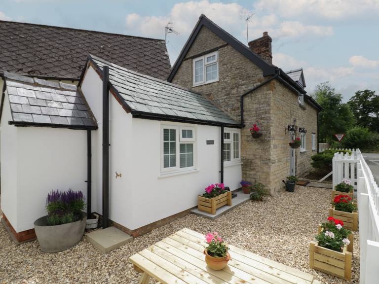 Cottage with yard — photo 2