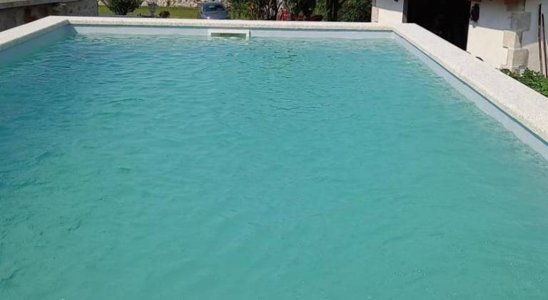 Apartment with yard, terrace & pool — photo 3