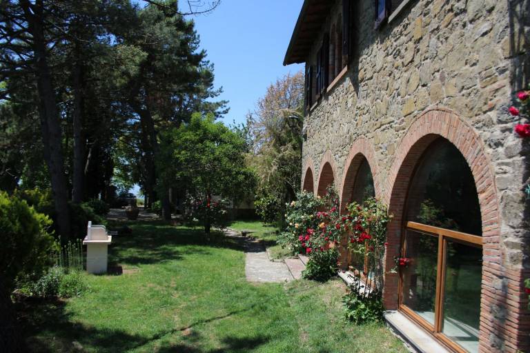 Old stone farmhouse perfect for 6 people. Set on a hill in a panoramic position overlooking vineyard — photo 2