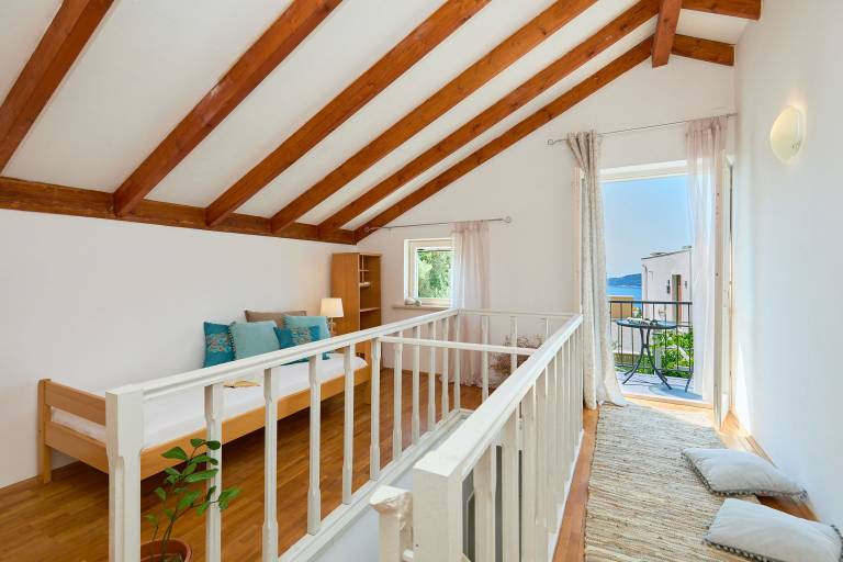 House with terrace & hot tub — photo 3