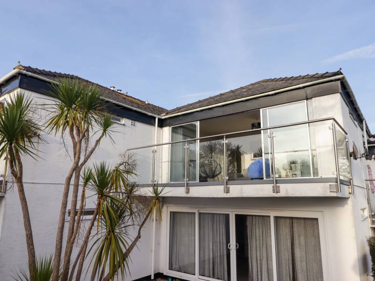 Family-oriented lovely cottage with yard | Beach view | Beach nearby | Pet-friendly in Tenby