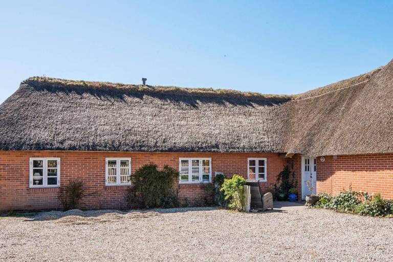 Fully equipped pleasant holiday apartment with yard, grill & patio | Beach nearby | Pet-friendly in Vejle