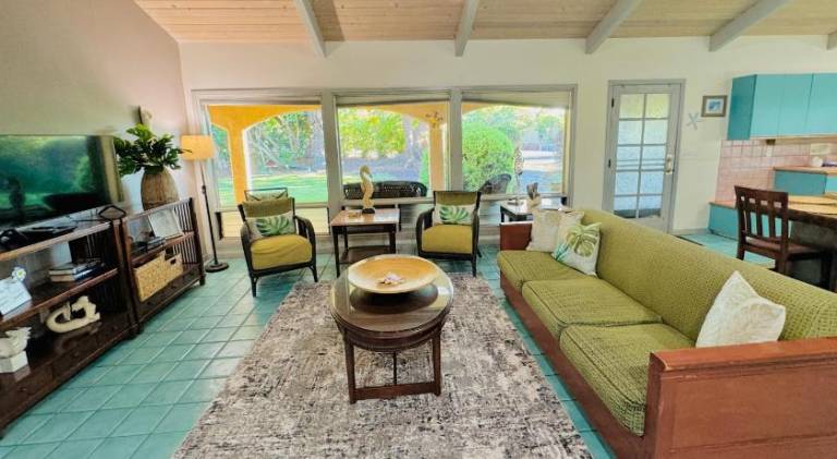 Vacation home with pool — photo 2