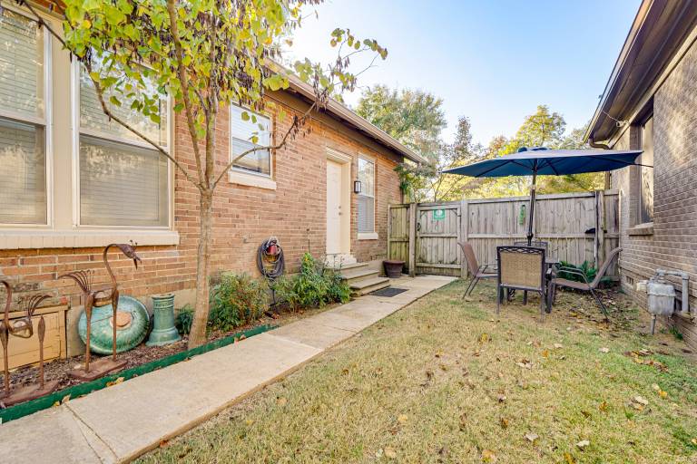 < 1 Mi to Dtwn Texarkana: Couple's Retreat w/ Yard — photo 4