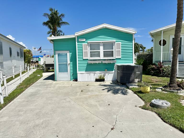 Adorable 1 bedroom 1 bath beach bungalow — photo 4