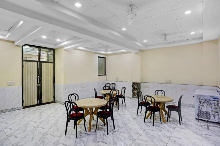 Collection O Metro View Ashok Vihar Near Shalimar Bagh Metro Station