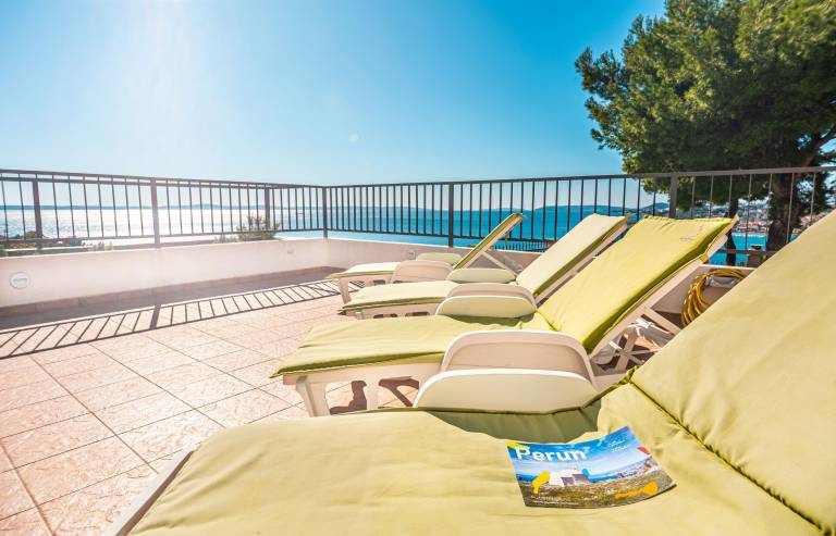 A 8 apt w terrace & sea view, 4 min walk to beach — photo 2