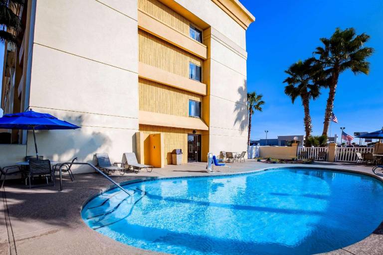 La Quinta Inn & Suites by Wyndham Houston Baytown East — photo 2