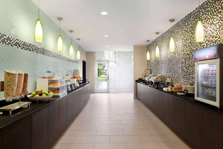 La Quinta Inn & Suites by Wyndham Burlington — photo 4