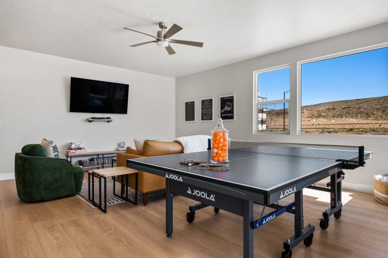 Vacation home with grill, pool & jacuzzi in Washington, UT