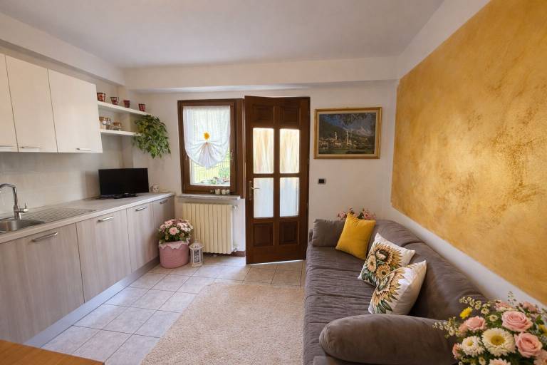 Rental apartment with yard — photo 2