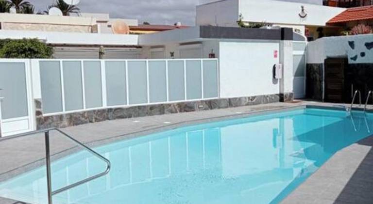 Vacation home with yard, pool & terrace | Beach nearby | Dogs allowed — photo 5